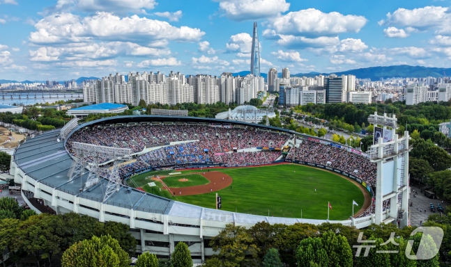 4일 오후 서울 송파구 잠실야구장에서 열린 프로야구 '2026 신한은행 SOL KBO리그' KIA 타이거즈와 LG 트윈스의 경기, 경기장을 찾은 야구팬들이 열정적인 응원을 펼치고 있다. 2026.10.4 ⓒ 뉴스1 김진환 기자
