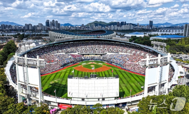 4일 오후 서울 송파구 잠실야구장에서 열린 프로야구 '2026 신한은행 SOL KBO리그' KIA 타이거즈와 LG 트윈스의 경기, 경기장을 찾은 야구팬들이 열정적인 응원을 펼치고 있다. 2026.10.4 ⓒ 뉴스1 김진환 기자