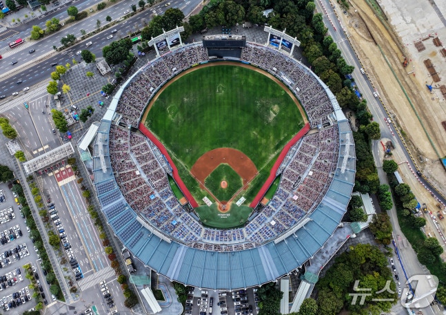 4일 오후 서울 송파구 잠실야구장에서 열린 프로야구 '2026 신한은행 SOL KBO리그' KIA 타이거즈와 LG 트윈스의 경기, 경기장을 찾은 야구팬들이 열정적인 응원을 펼치고 있다. 2026.10.4 ⓒ 뉴스1 김진환 기자