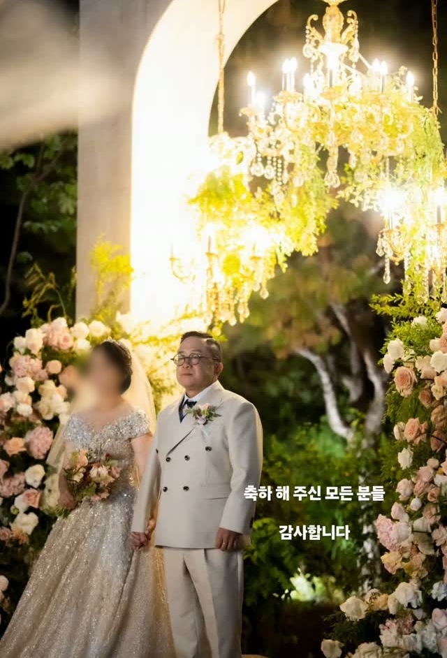 58세 <b>김형진</b>, <b>결혼</b>식 현장 <b>공개</b>…미모의 비연예인 신부와 다정 투샷