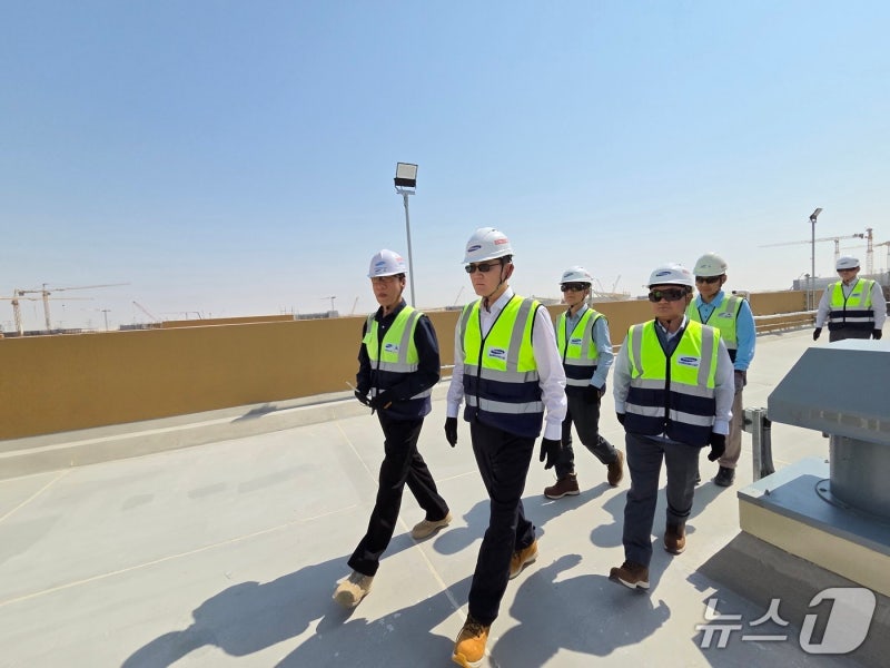 <b>이재용</b> 회장, 중동 핵심 거점 <b>UAE 현장 경영</b>…임직원 격려·전략 논의