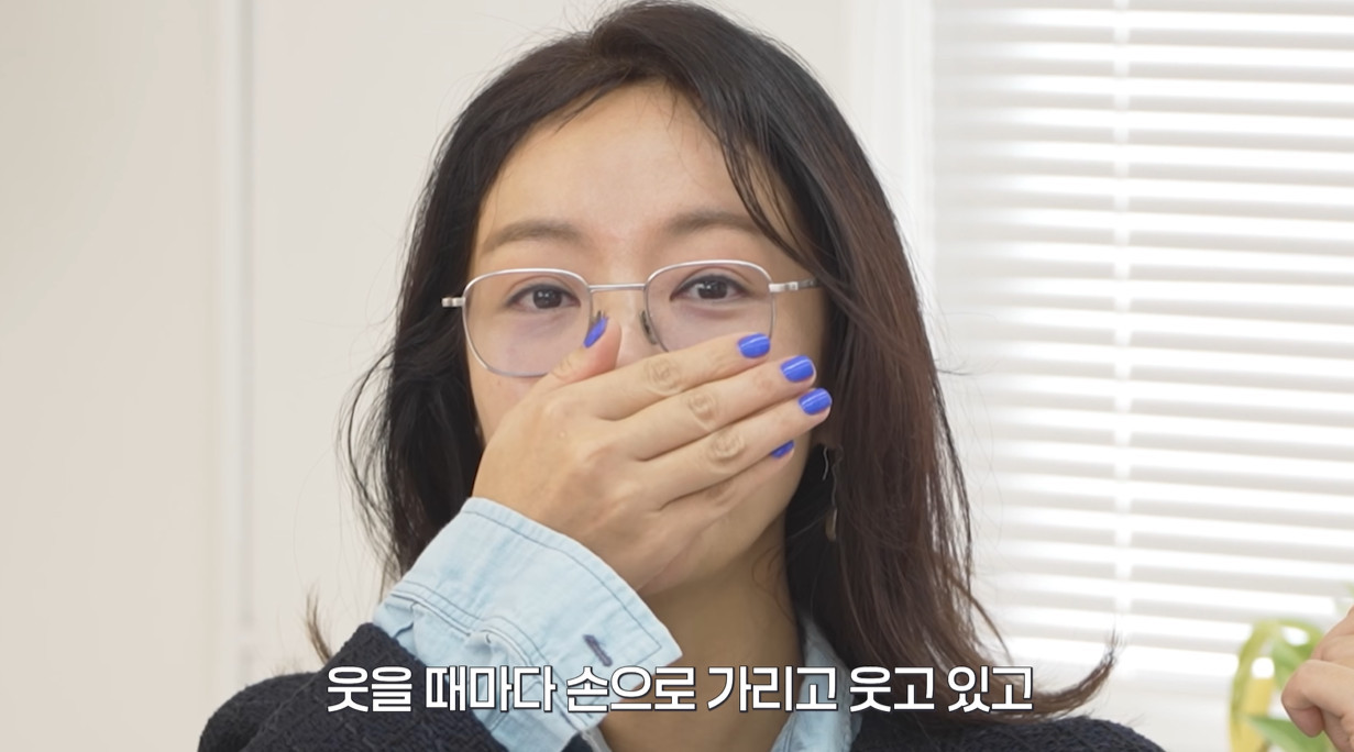 自身のYouTube動画で口元を手で覆って笑うファン・ジョンウム