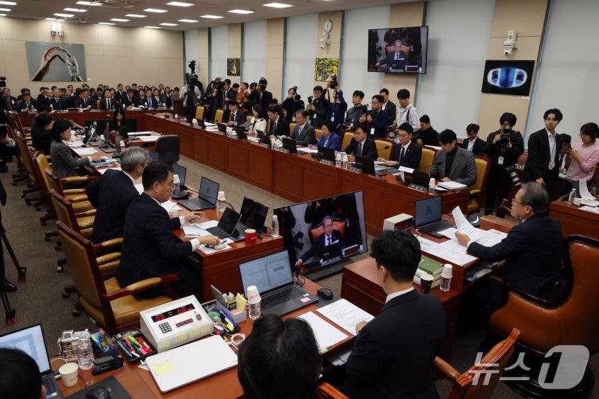 송기헌 과방위원장이 22일 서울 여의도 국회 과학기술정보방송통신위원회에서 열린 방송미디어통신위원회 등에 대한 국정감사 종합감사에서 의사봉을 두드리고 있다. 2026.10.22 ⓒ 뉴스1 황기선 기자