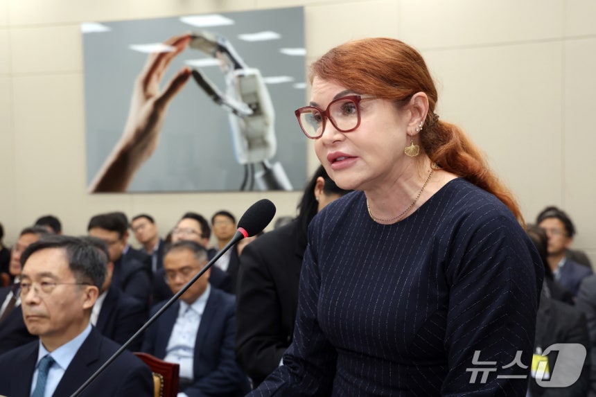 캐슬린 린 X(구 트위터) 아시아태평양 지역 글로벌 대외협력 및 시장개발 총괄 시니어 디렉터가 22일 서울 여의도 국회 과학기술정보방송통신위원회에서 열린 방송미디어통신위원회 등에 대한 국정감사 종합감사에서 의원 질의