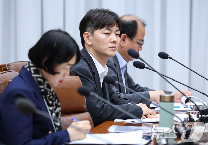 <b>김태원</b> 靑청년미래비서관 161억 <b>신고</b>…채이배 총리비서실장 14억