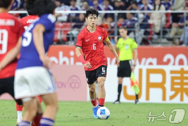 3일 일본 아이치현 도요타 스타디움에서 열린 2026 아이치·나고야 아시안게임 남자 축구 결승전 대한민국과 일본의 경기, 대한민국 이기혁이 패스할 곳을 찾고 있다. 2026.10.3 ⓒ 뉴스1 김도우 기자