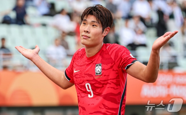 30일 오후 일본 오사카 나가이스타디움에서 열린 2026 아이치·나고야 아시안게임 남자축구 준결승 대한민국과 중국의 경기, 대한민국 이영준이 동점골을 넣고 세레머니를 하고 있다. 2026.9.30 ⓒ 뉴스1 김도우 기자