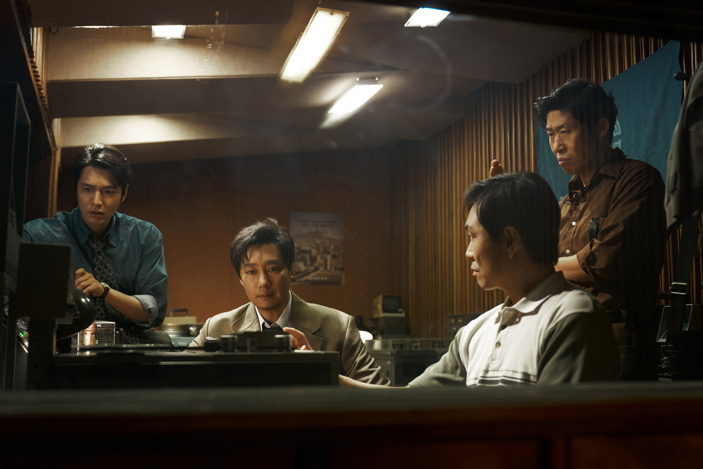 映画『暗殺者たち』で、室内に集まる男性たちを捉えた場面写真