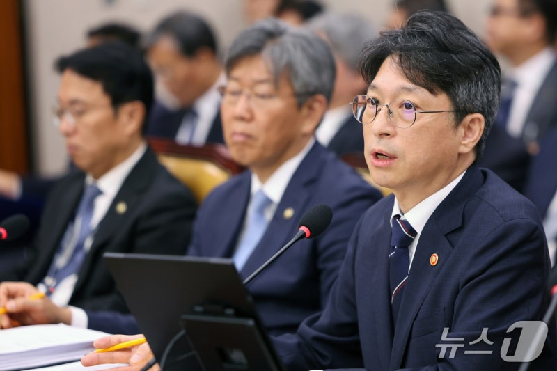 [<b>국감</b>] <b>답변</b>하는 <b>홍지선</b> 장관