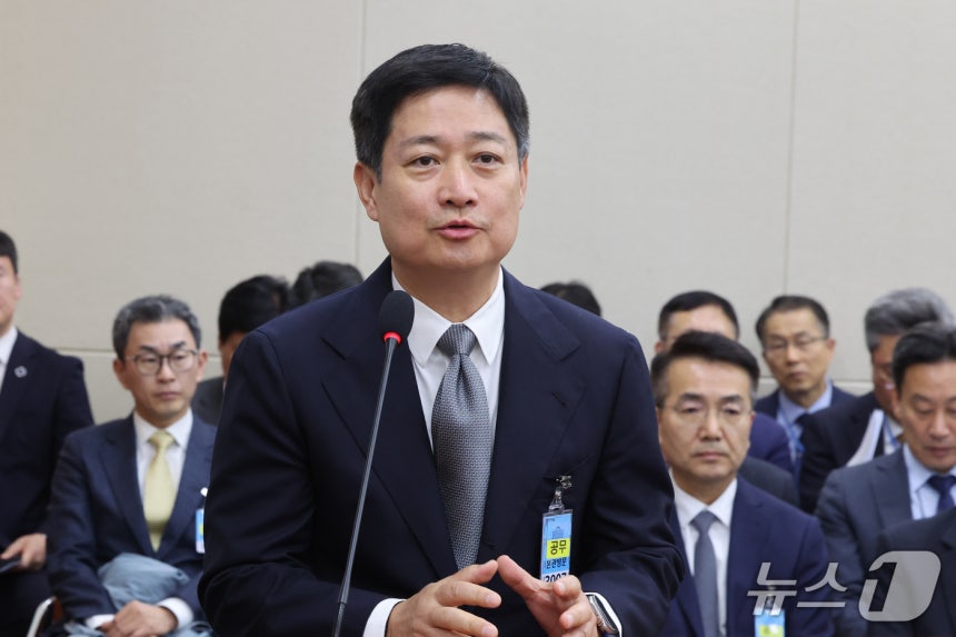홍범식 LG유플러스 CEO가 23일 서울 여의도 국회 과학기술정보방송통신위원회에서 열린 과학기술정보통신부 등에 대한 국정감사 종합감사에서 증인으로 출석, 의원 질의에 답하고 있다. 2026.10.23 ⓒ 뉴스1 황기