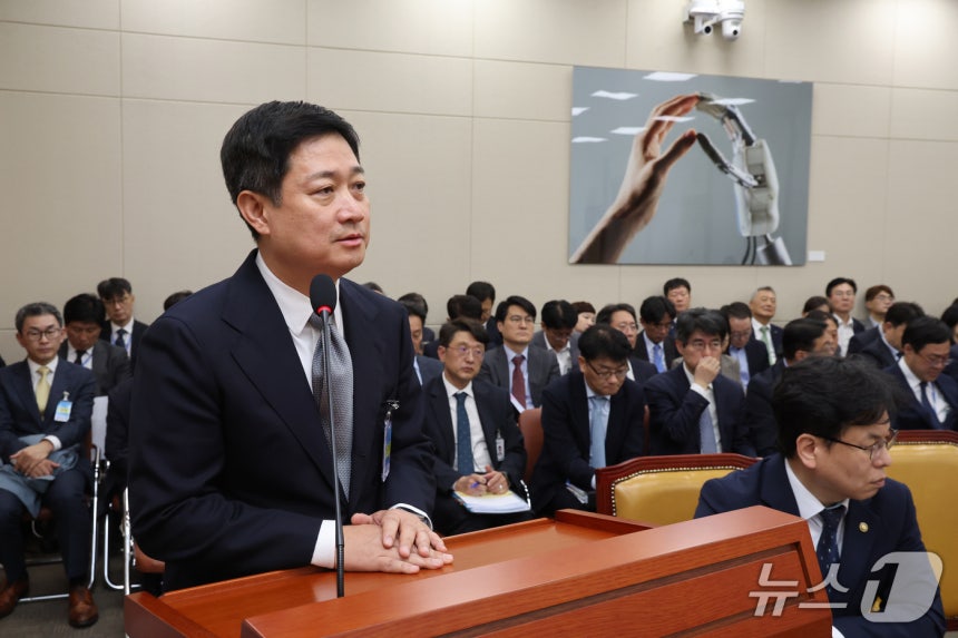 홍범식 LG유플러스 CEO가 23일 서울 여의도 국회 과학기술정보방송통신위원회에서 열린 과학기술정보통신부 등에 대한 국정감사 종합감사에서 증인으로 출석, 의원 질의에 답하고 있다. 2026.10.23 ⓒ 뉴스1 황기