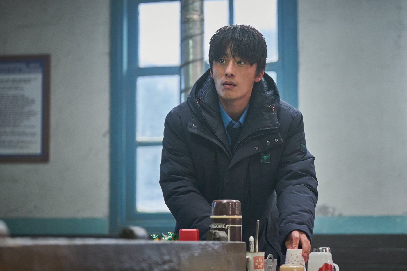 映画『大雪』で、厚手の上着を着て駅舎内にいるク・ギョファン