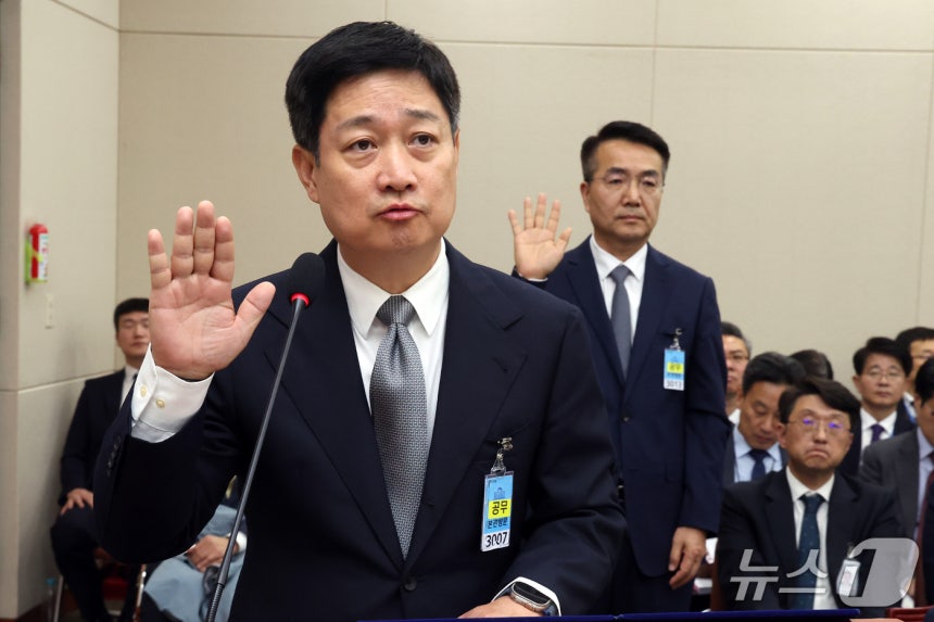 홍범식 LG유플러스 CEO(왼쪽)과 홍관희 CISO가 23일 서울 여의도 국회 과학기술정보방송통신위원회에서 열린 과학기술정보통신부 등에 대한 국정감사 종합감사에서 증인으로 출석, 선서를 하고 있다. 2026.10.2