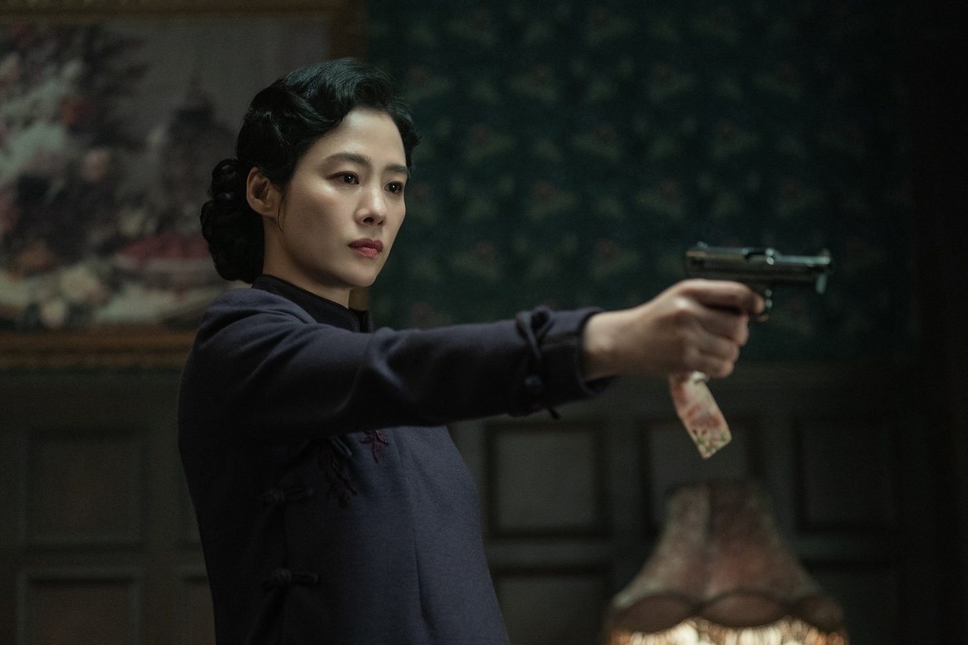 ドラマ『100日の嘘』で銃を構えるキム・ヒョンジュ