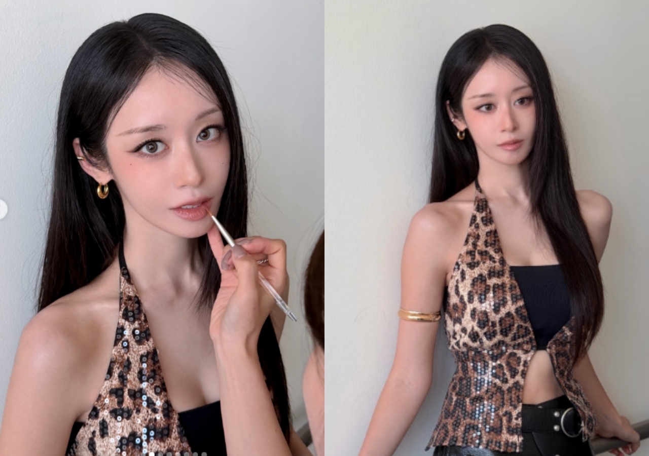 ヒョウ柄のホルターネックトップスを着たジヨンの写真。左のカットではメイク中、右ではカメラにポーズを取っている