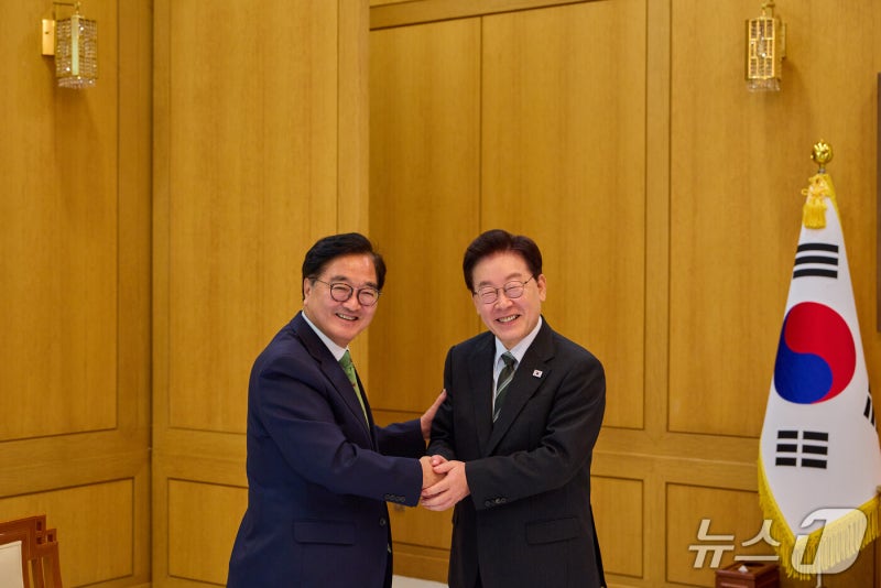 이 대통령 우원식 전 국회의장 초청 오찬에서 통합의 중요성 강조 관련 사진