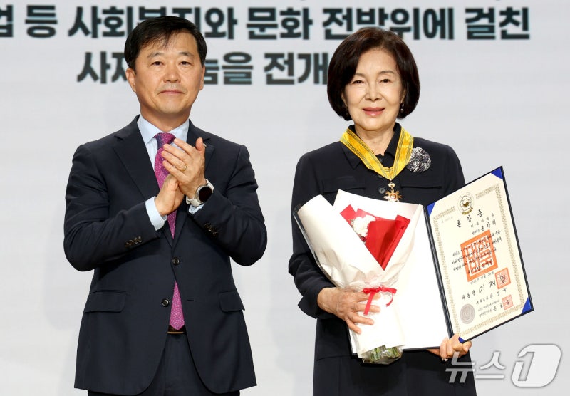 '문화부터 의료까지'…40년 사회공헌 <b>홍라희</b>, 국민훈장 <b>동백장 수훈</b>