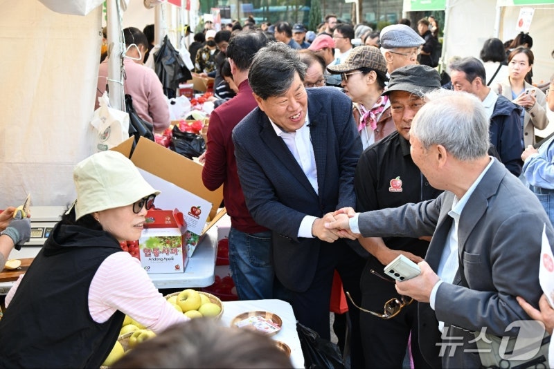 서울광장서 '<b>안동장터</b>' 개막…김의승 전 서울시 부시장도 참석