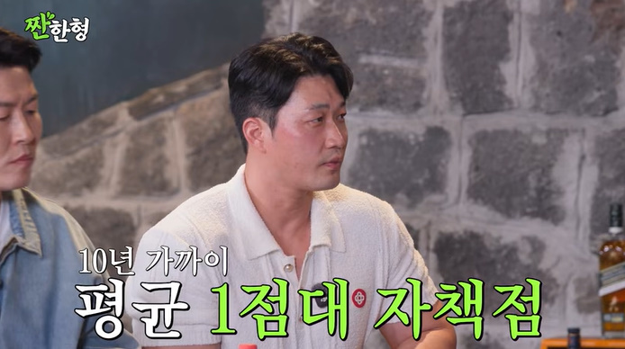 YouTube番組『짠한형 신동엽』の画面。オ・スンファンが映り、10年近く平均防御率1点台だったことを示す字幕が添えられている
