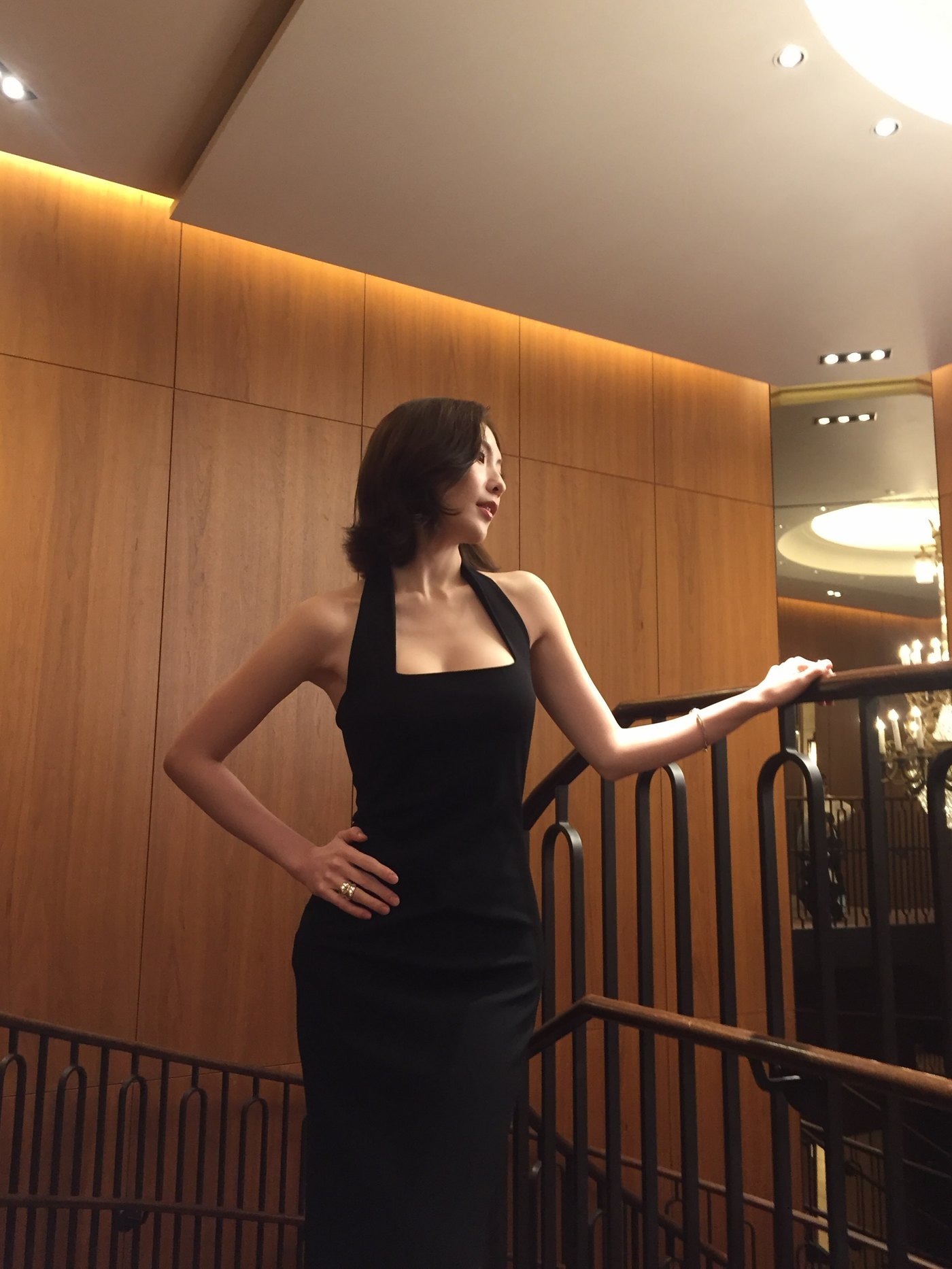 東京国際映画祭で黒いドレスを着てポーズを取るカン・ジヨン