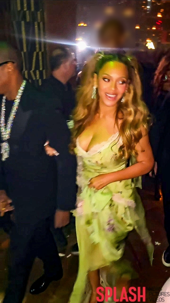 ラスベガスの会場を出るビヨンセとJay-Z。ビヨンセは淡い黄緑色のロングドレス姿で、夫の腕に手を添えている