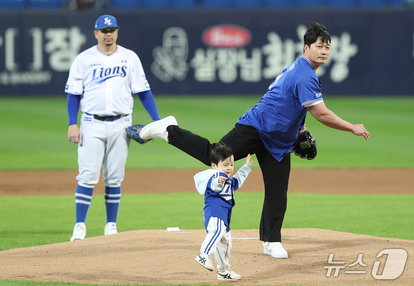 마무리 아닌 시구자로…오승환 "<b>야구</b>하는 것보다 보는 게 더 떨려"
