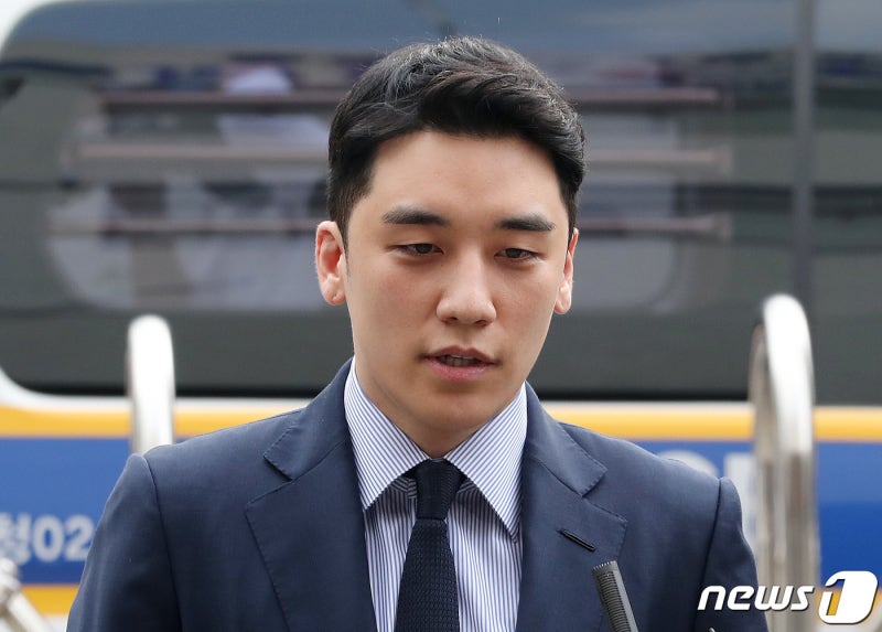 <b>승리</b>, 이미 유부남이었다…20대 아내 내년 초 <b>출산</b>, "혼전 임신은 아냐...