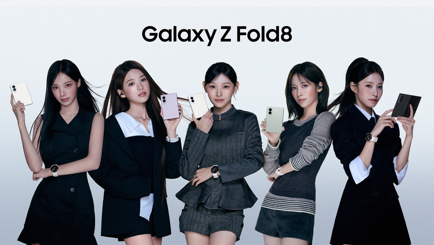 Galaxy Z Fold8を手にしたRESCENEのメンバー5人