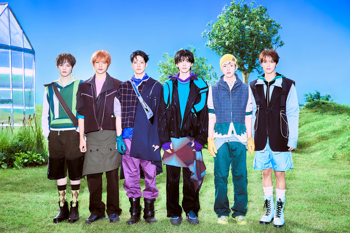 屋外で新作コンセプトの衣装を着て並ぶNCT DREAMの6人