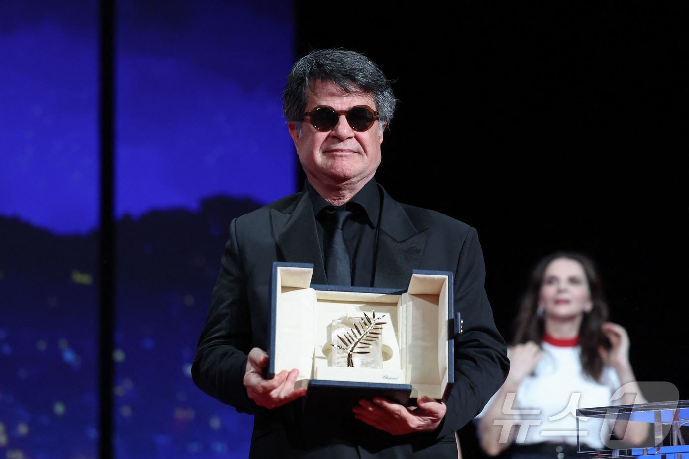 2025年5月、カンヌ国際映画祭の閉幕式でパルムドールを手にするジャファル・パナヒ監督。