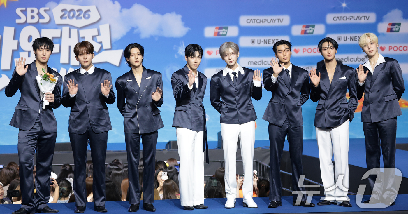イベント会場でポーズを取るATEEZのメンバー8人。