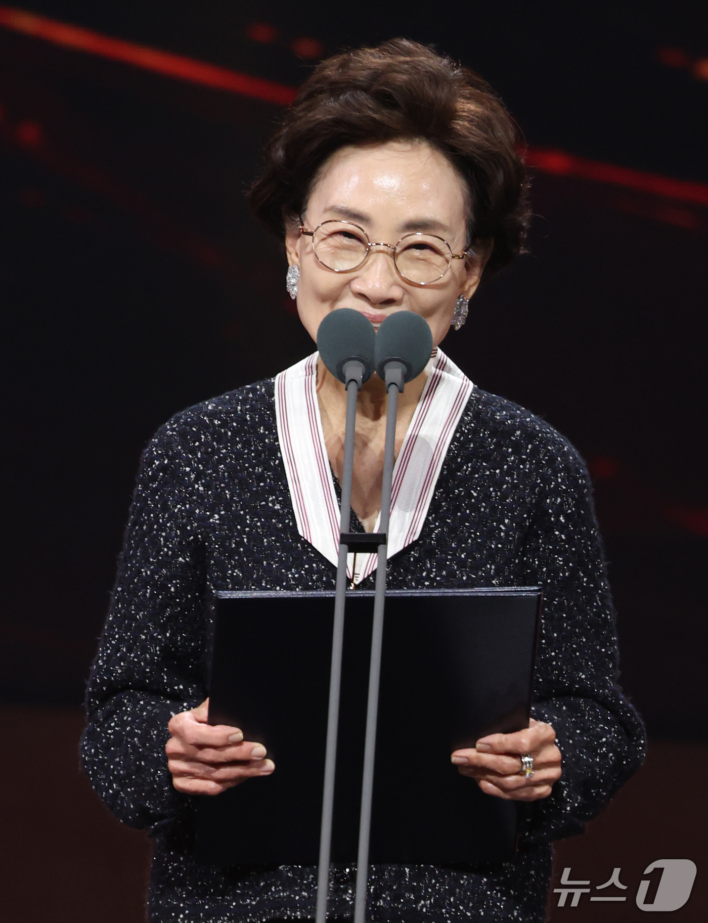 第17回韓国大衆文化芸術賞の式典で、演台に立ち受賞の感想を述べる声優パク・ヨンナム