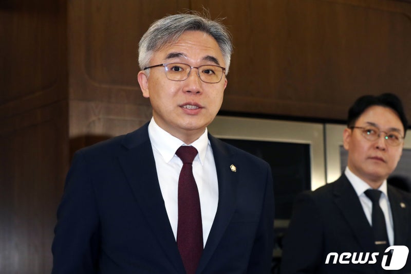 '박원순 피해자 신원 노출' <b>정철승</b> 변호사 <b>법정 구속</b>…2심 징역형