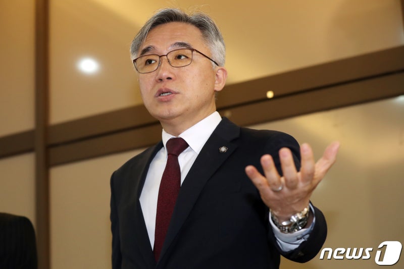 '박원순 피해자 신원 노출' <b>정철승 변호사</b> 법정 구속…2심 징역형
