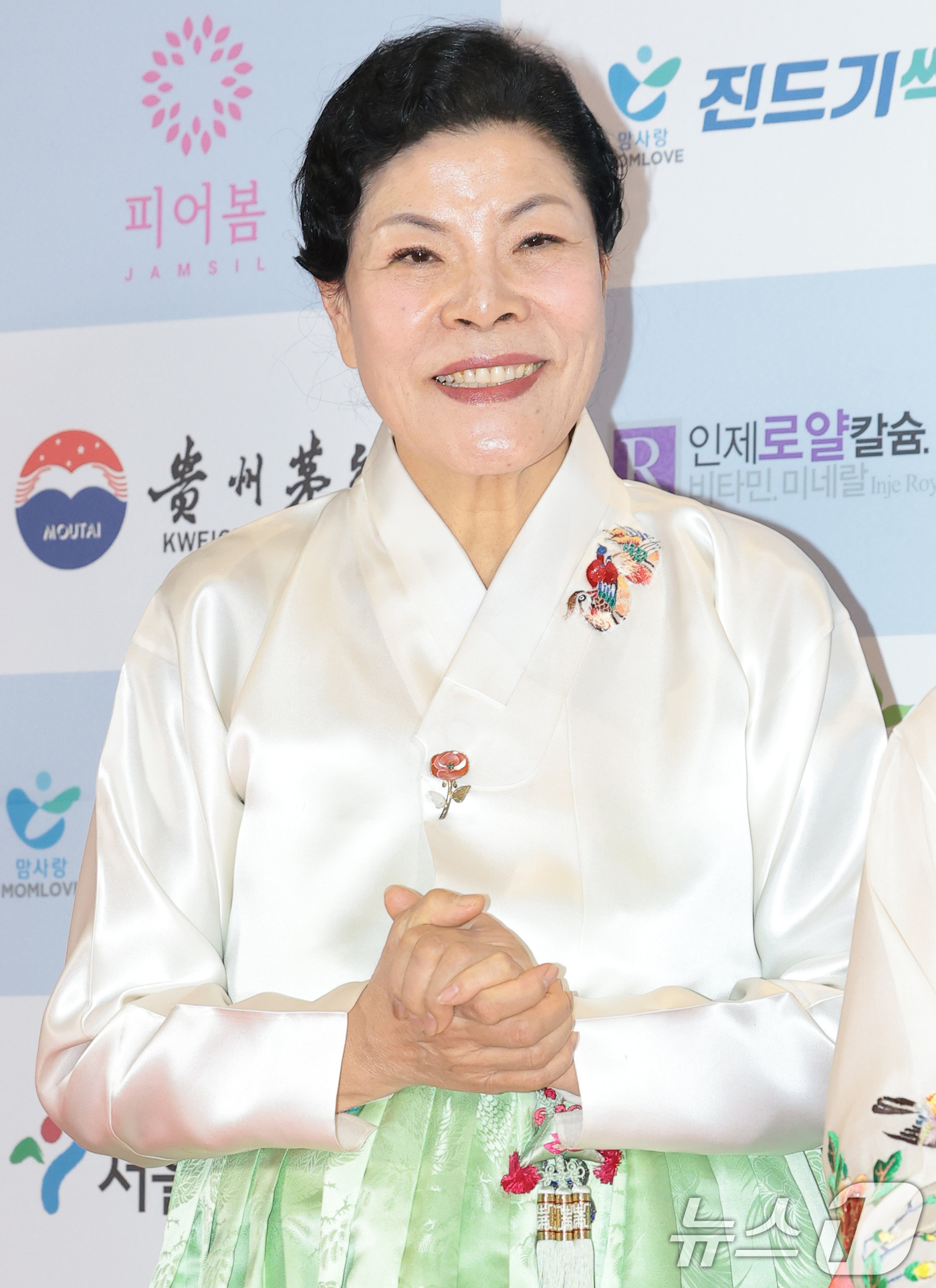 '빈소 찾은' <b>박술녀</b> "故<b>최불암 수의</b>, 1년 전부터 <b>준비</b>…모두에 많은 울...