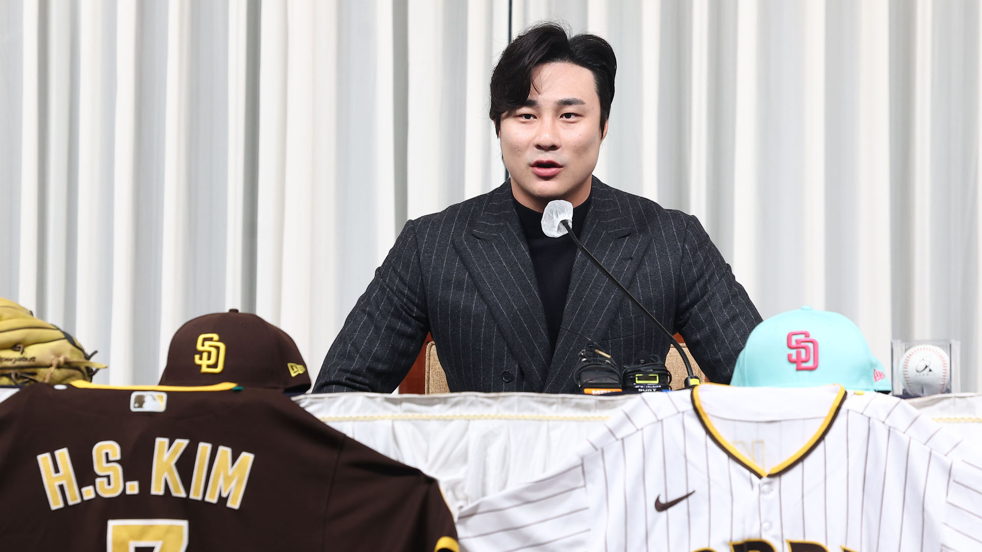 황금 글러브 낀 <b>김하성</b> "반짝 아닌 것 증명하고파"