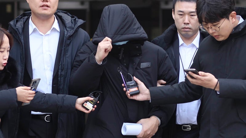 경찰, '압구정 <b>롤스로이스</b>' <b>마약</b> 처방 의사 구속 <b>송치</b>