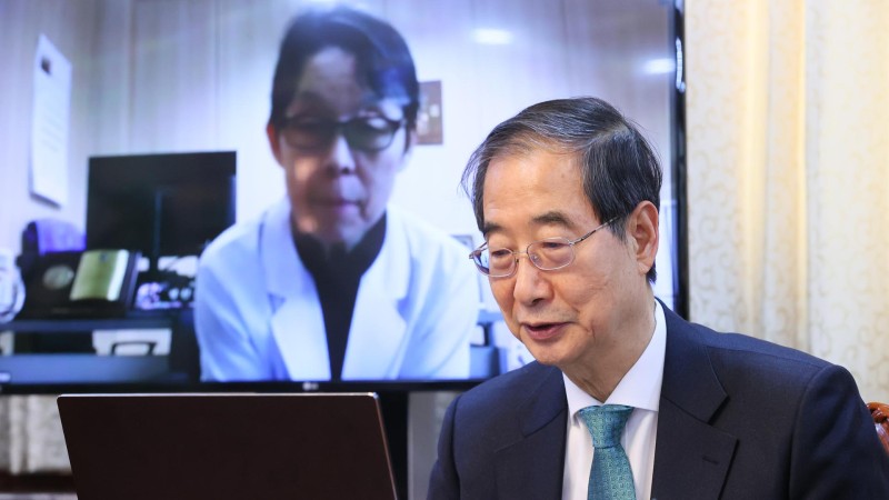 한 총리, <b>백령도</b> 근무 자원 <b>산부인과</b> 의사와 영상통화