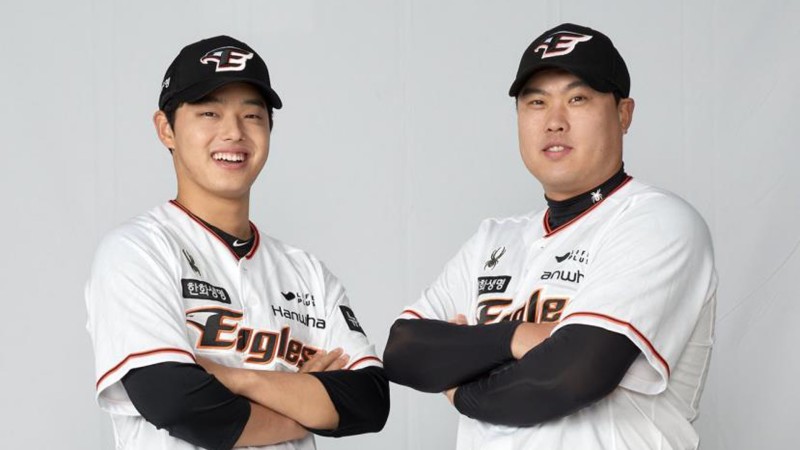 [핫클릭] 보기만 해도 '든든'…<b>류현진</b>, <b>문동주</b>와 프로필 촬영 外