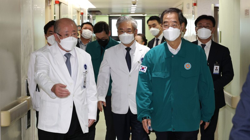 한 <b>총리</b>, <b>제주한라병원</b>서 "의료진 소진 방지안 마련"