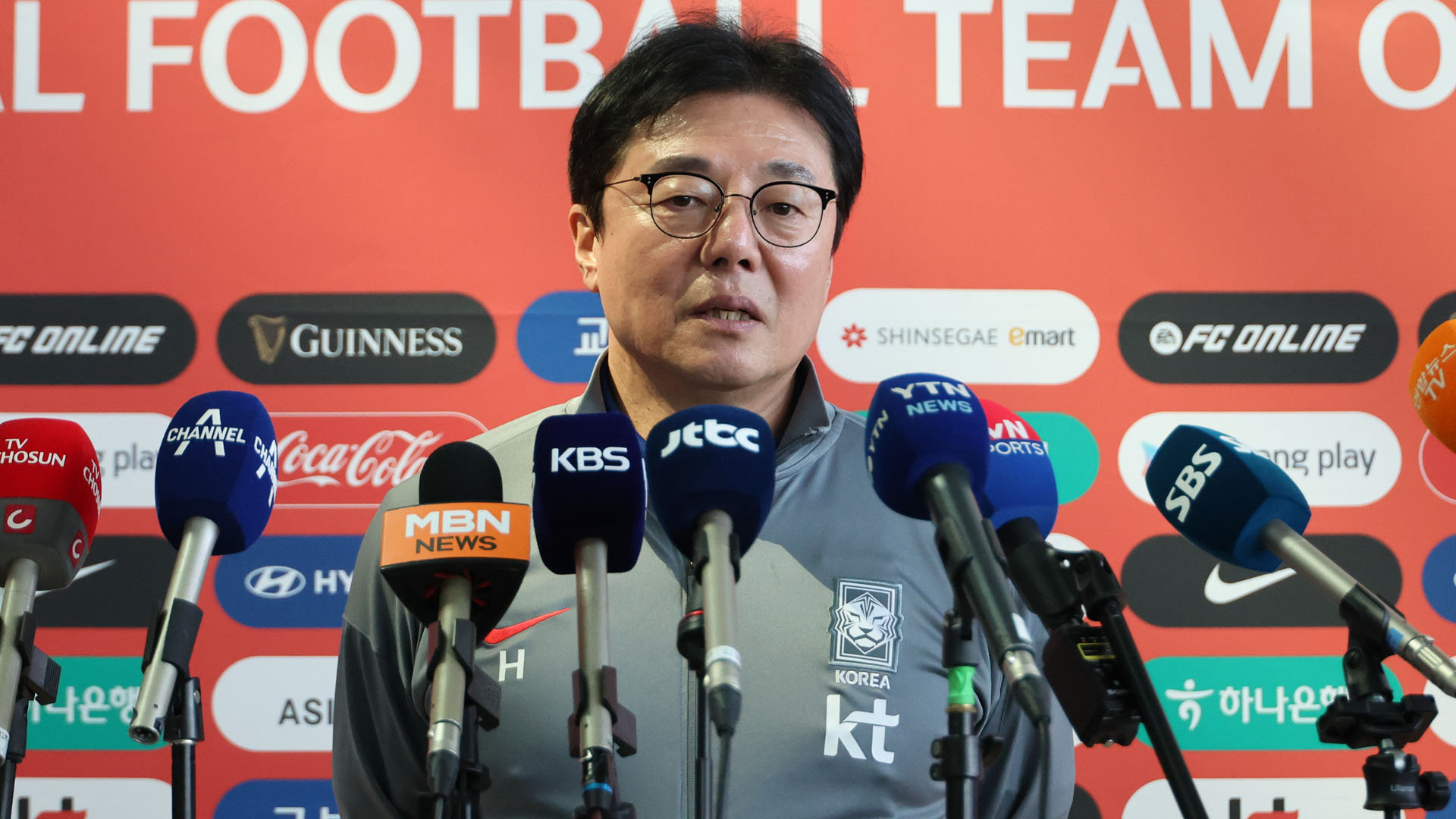 '해외파 차출 악재' <b>황선홍</b> 감독 "꼭 파리 간다"