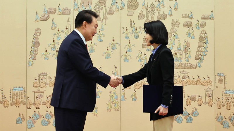 윤 대통령, <b>이진숙 방통위원장 임명장</b> 수여