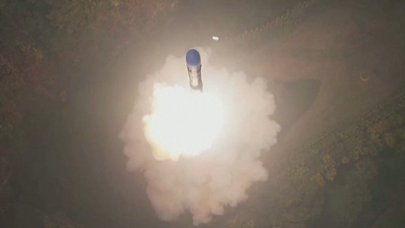 [한반도 브리핑] '특수부대' 우크라 보낸 <b>김정은</b>… '최종병기' ICBM 발사