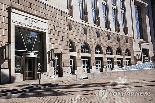 <b>국제</b>원조 중단한 <b>트럼프</b>, 주무 부처 규모 줄여 국무부 산하로