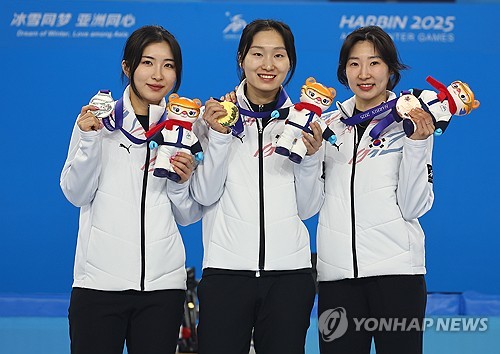 금은동 대한민국 싹쓸이 (하얼빈=연합뉴스) 서대연 기자 = 8일 중국 하얼빈 헤이룽장 빙상훈련센터 다목적홀에서 열린 하얼빈 동계아시안게임 여자 500m 결승 시상식에서 금메달을 차지한 최민정, 은메달을 획득한 김길리