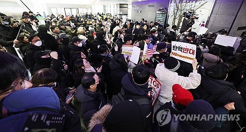 <b>인권위</b>, '<b>윤대통령</b> 탄핵심판 <b>방어권</b> 보장' 안건 수정 의결