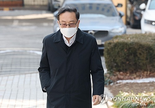 '우리은행 <b>부당대출</b>' <b>손태승</b> 첫재판 공전…법원 밖에서는 "인정 안해"