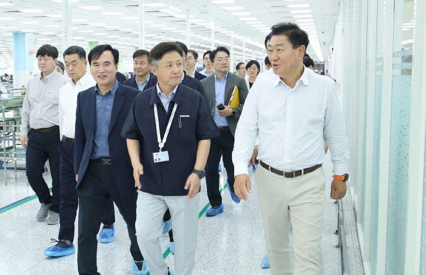 三星電子副主席，三星電子副主席，訪問印度的Noida Plant[Yonhap News]