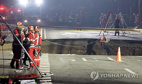<b>강동구</b> 대형 <b>싱크홀 실종자</b> 밤샘 수색…오토바이·휴대전화 발견