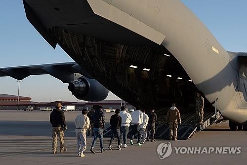 Illegal immigrants being deported via a U.S. military C-17 transport aircraft [UPI Yonhap News file photo]